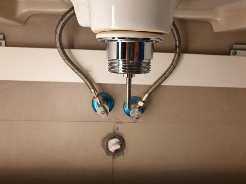 Белый Донный клапан для умывальника и биде, универсальный. Roca Aqua A505401100 A505401100 фото
